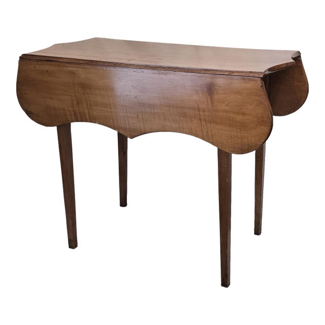 Early 19th Century American Hepplewhite-Style Drop-Leaf Table For Sale