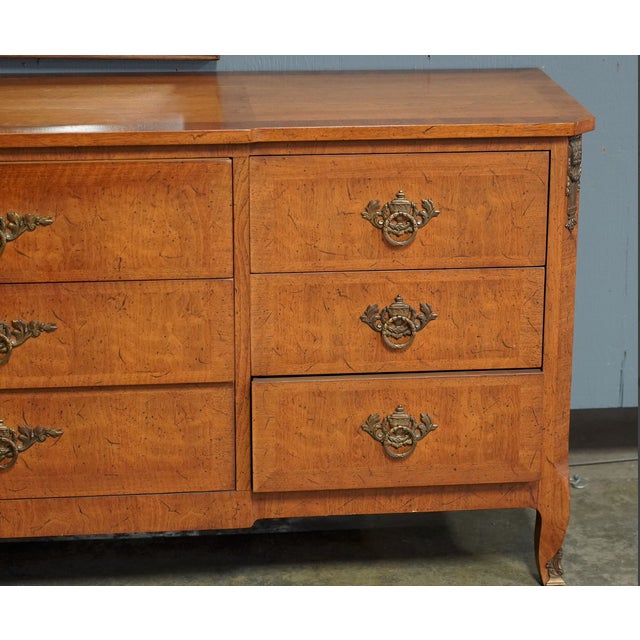 A beautifully crafted six-piece bedroom suite by Henredon Furniture, one of America’s most respected luxury furniture...