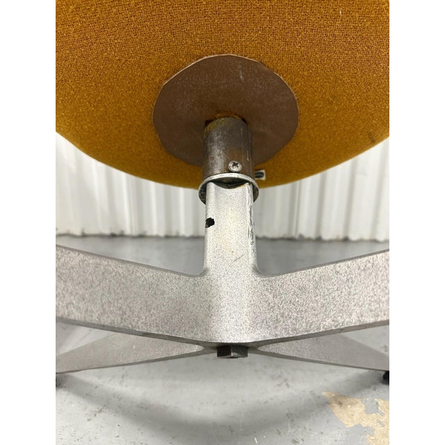 Early Pair of Arne Jacobsen Swan Chairs Fritz Hansen Made in Denmark For Sale In Miami - Image 6 of 9