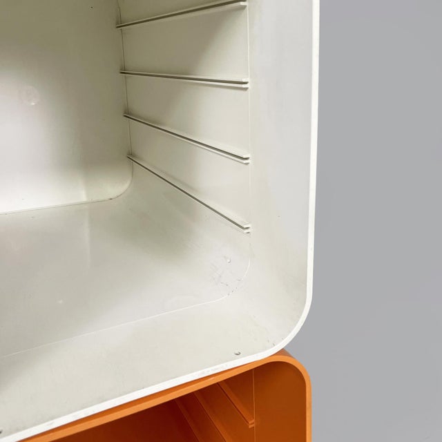 Space Age Italian Red, Orange, and White Plastic Magazine Rack from Aramis, 1970s, Set of 8 For Sale - Image 12 of 18