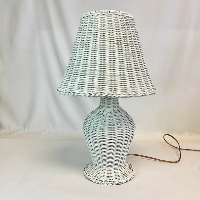 Hollywood Regency Mid-Century Coastal Boho Chic White Wicker Table Lamp and Shade. For Sale - Image 3 of 12