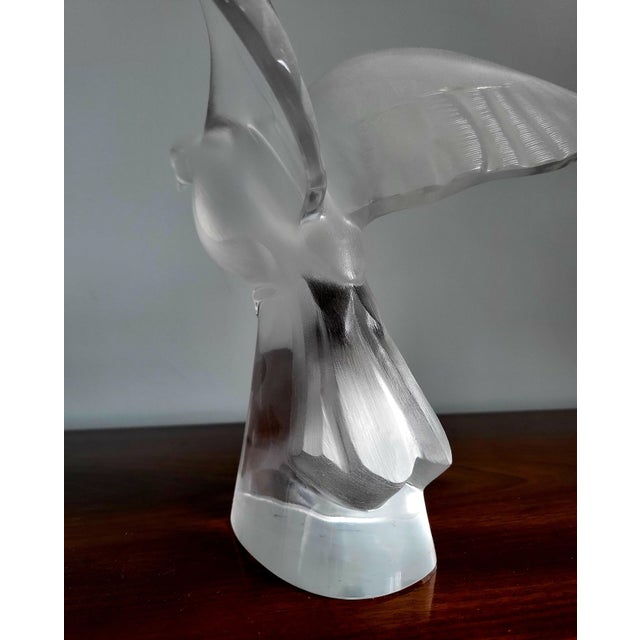 46 x 25 cm - Heavy frosted and polished satin-finish lead crystal with signature 'Lalique ® France' to the base A...