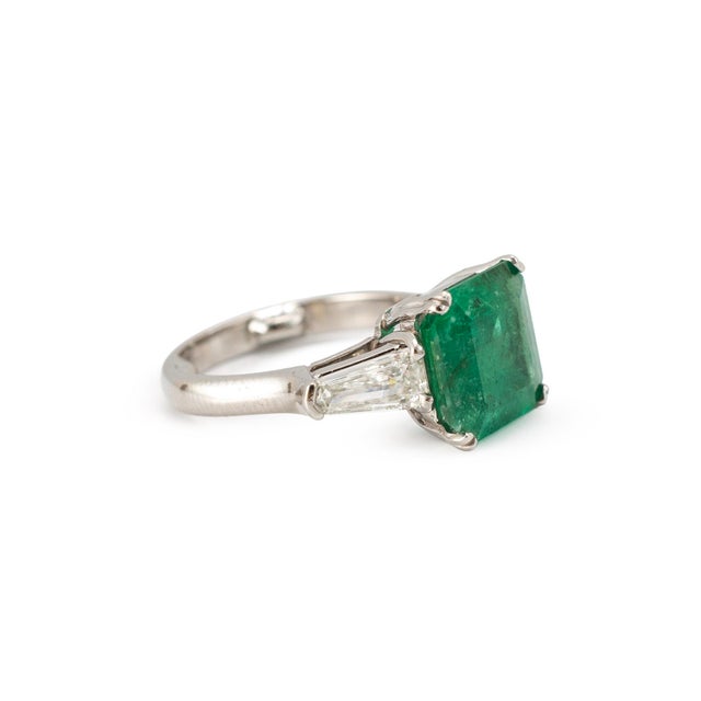 Modern Vintage Platinum 4.35ctw Gia Green Emerald Diamond Three Stone Cocktail Ring, Size 4.25 For Sale - Image 3 of 9