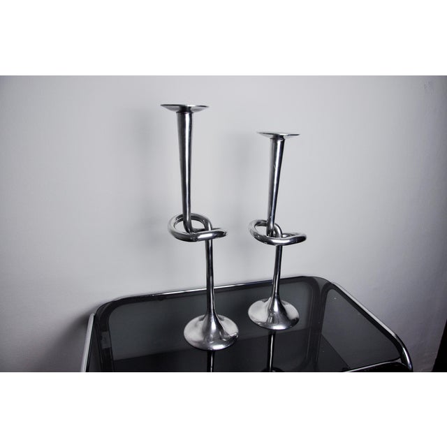 1980s Large Knotted Candleholders in Aluminum, Italy, 1980s, Set of 2 For Sale - Image 5 of 8