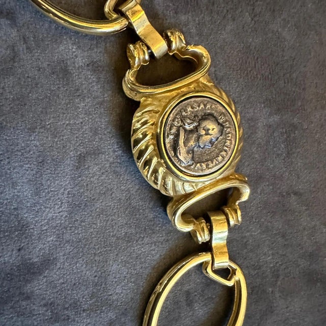 A 1990s Costume Jewelry Gilt Metal Coin Bracelet in the Manner of Bulgari For Sale - Image 6 of 10