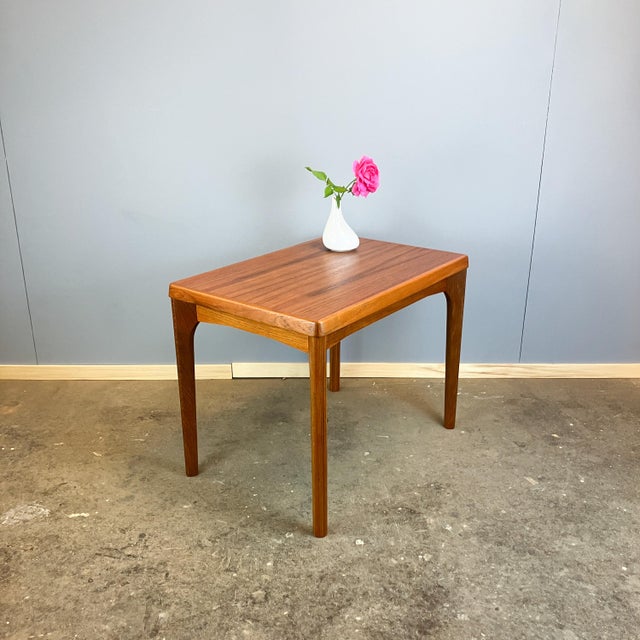 A simply elegant side table made in Denmark in the characteristic design of the 1960s. Thanks to its compact dimensions,...
