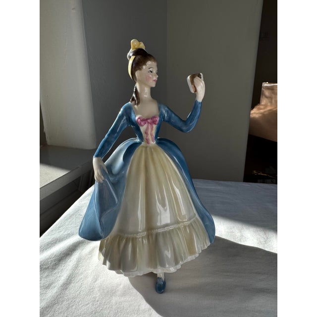 1956 Royal Doulton Figurine ~ "Leading Lady" ~ Hn 2269 For Sale In Dallas - Image 6 of 10