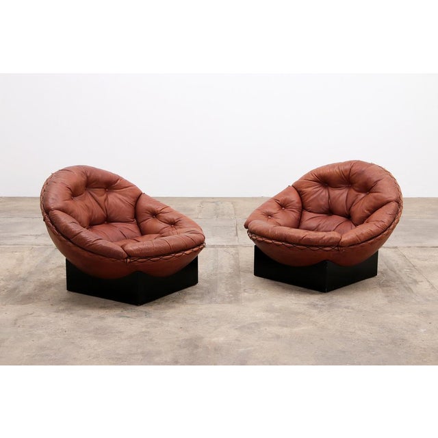 Lounge Set in Cognac color by Illum Wikkelsø for Ryesberg Møbler, 1970 Discover the charm of an authentic lounge set,...