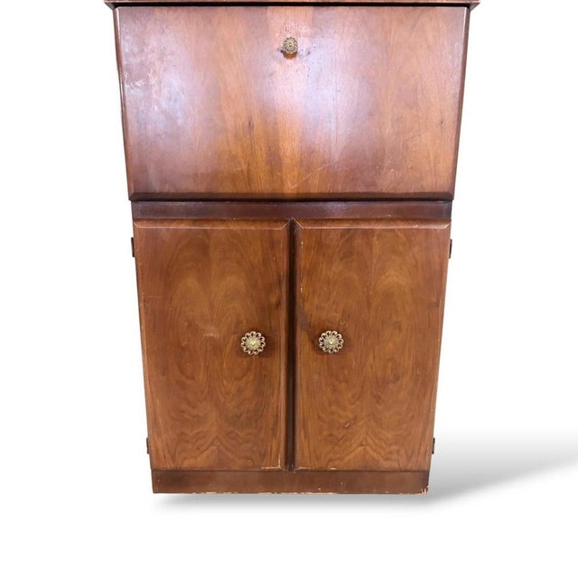 1950s Mid-Century Walnut Bar Cabinet with Fold-Down Top and Etched Glass Interior, 1950s For Sale - Image 5 of 10