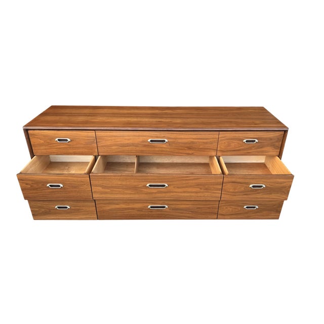 1960s Mid-Century Modern 9-Drawer Walnut Dresser With Chrome Pulls For Sale - Image 10 of 15