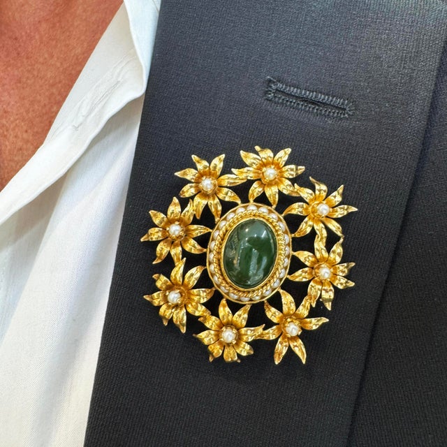 Early 20th Century Early 20th Century Vintage 18k Yellow Gold Green Nephrite Halo Pearls Floral Brooch For Sale - Image 5 of 7