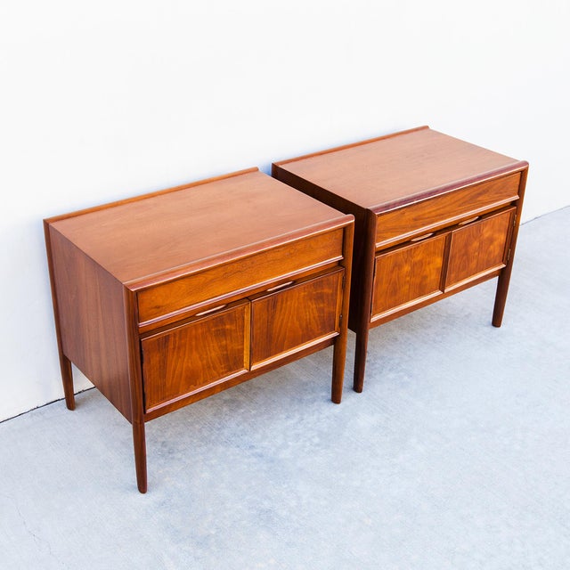 1960s Restored Barney Flagg for Drexel “Parallel” Mid Century Walnut Nightstands For Sale - Image 10 of 12