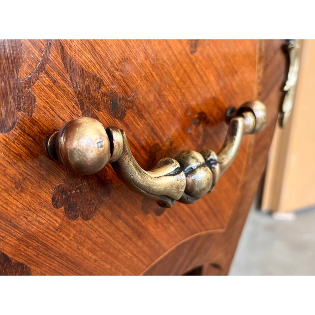 French Louis XV Style Fine Kingwood and Marquetry Ormolu Mounted Bombe Commode For Sale - Image 9 of 11