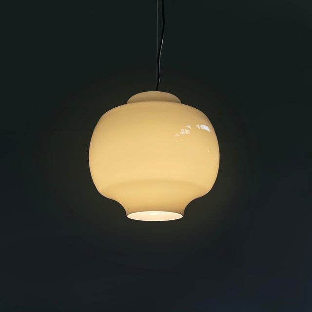 Italian mid-century modern Murano glass chandelier by Massimo Vignelli for Venini, 1950s Round chandelier in white inside...