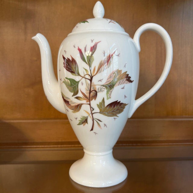 1950s Mid Century 38-Piece Wedgwood Bone China Wakefield Pattern Tea and Coffee Service Large English Estate Set For Sale - Image 5 of 18