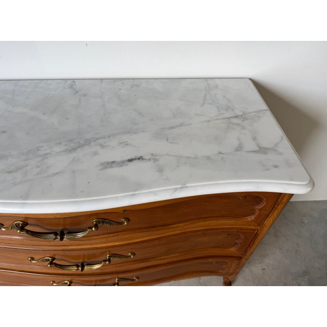 1960s Vintage French Provincial Louis XV Style Walnut & White Marble Top Three-Drawer Commode For Sale In Miami - Image 6 of 17