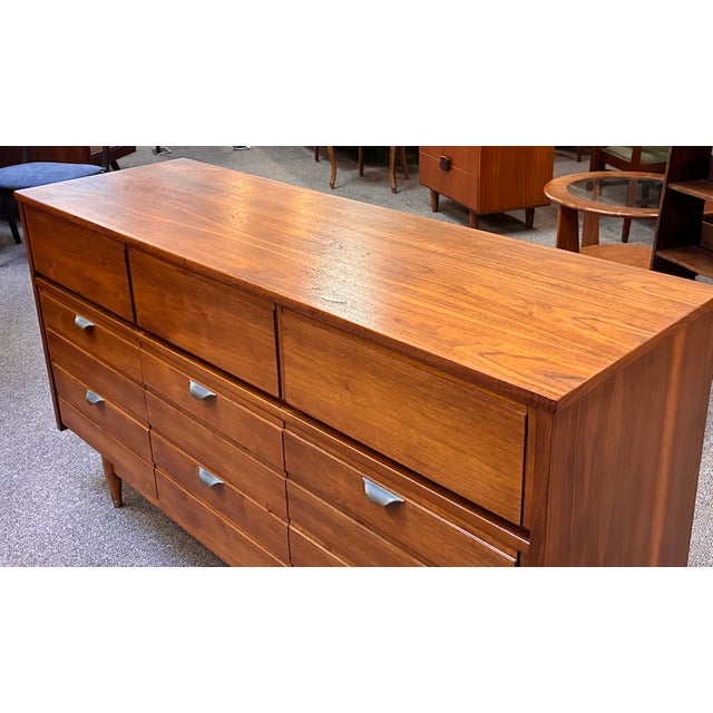Mainline by Hooker Mid Century Modern Walnut Six Drawer "Mainline" Dresser by Hooker Furniture, Usa c.1950 For Sale - Image 4 of 8