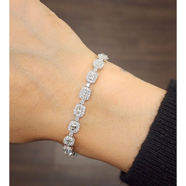 Modern 5.67 Ct Diamond Tennis Bracelet For Sale - Image 3 of 8