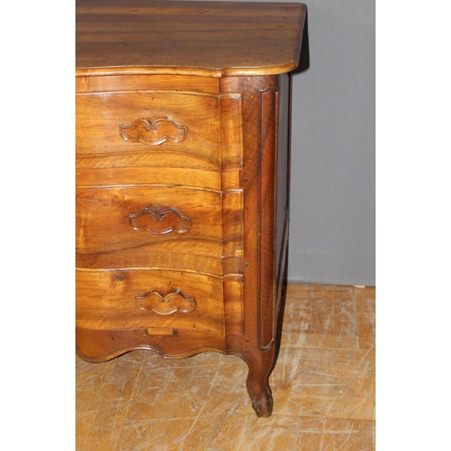 Antique Walnut Crossbow-Shaped Commode, 1750 For Sale - Image 4 of 17