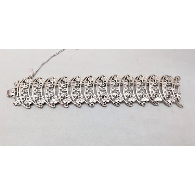 Mid-Century Modern Vintage 1973 Signed Monet Rhodium Plated Openwork Link Primavera Bracelet For Sale - Image 3 of 8