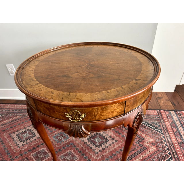 Wood Vintage Baker Furniture Queen Anne Burl Walnut Round Accent Table | Georgian Style Carved Shell Side Table With Drawer For Sale - Image 7 of 12