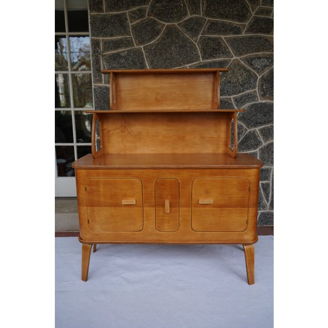 Mid-Century Modern 1940s Thaden-Jordan Sideboard Server With Graduated Two-Tiered Display Hutch For Sale - Image 3 of 13