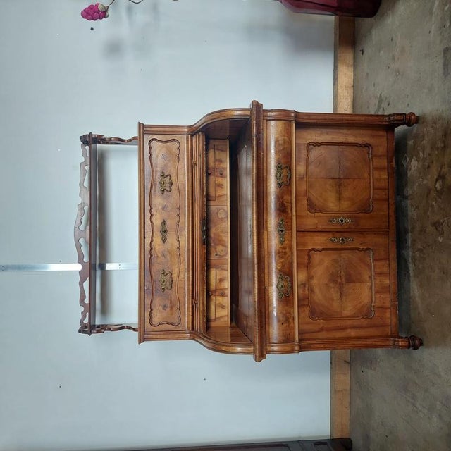 A one-of-a-kind piece for connoisseurs. Beautiful grain. A piece with a rich history. Dimensions: w: 112 cm; h with top:...