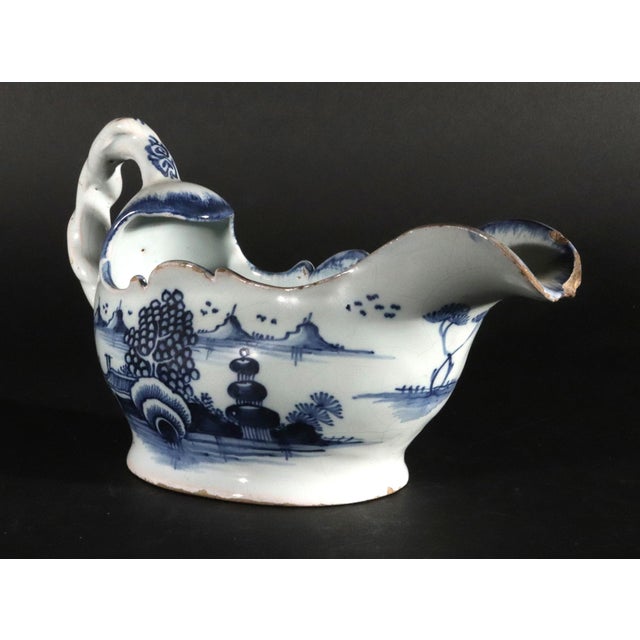 Mid 18th Century Mid 18th Century English Delftware Blue and White Chinoiserie Sauce Boat For Sale - Image 5 of 10