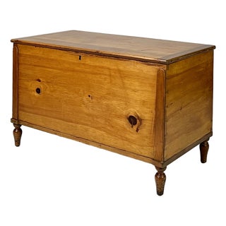 Antique Hand-Dovetailed Pine Storage Trunk / Blanket Chest on Turned Legs For Sale
