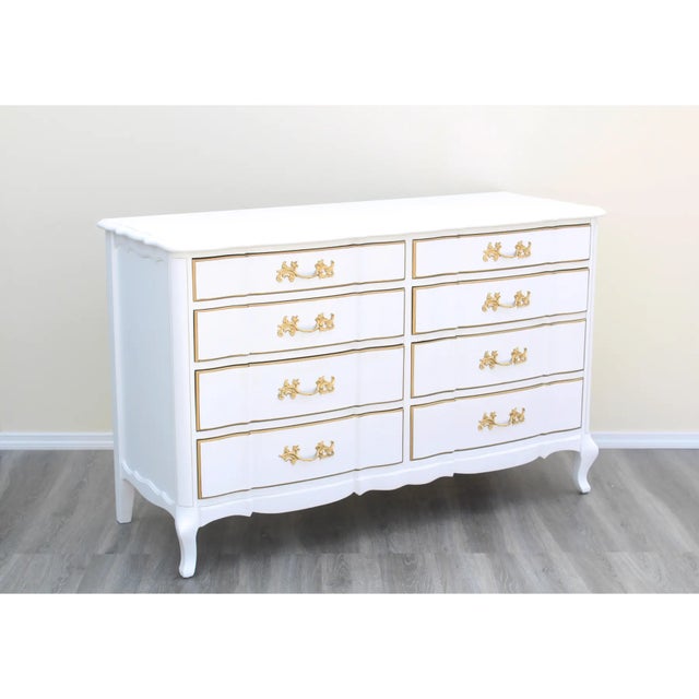 French Provincial Late 20th French Provincial White and Gold Dresser of Eight Drawers For Sale - Image 3 of 5