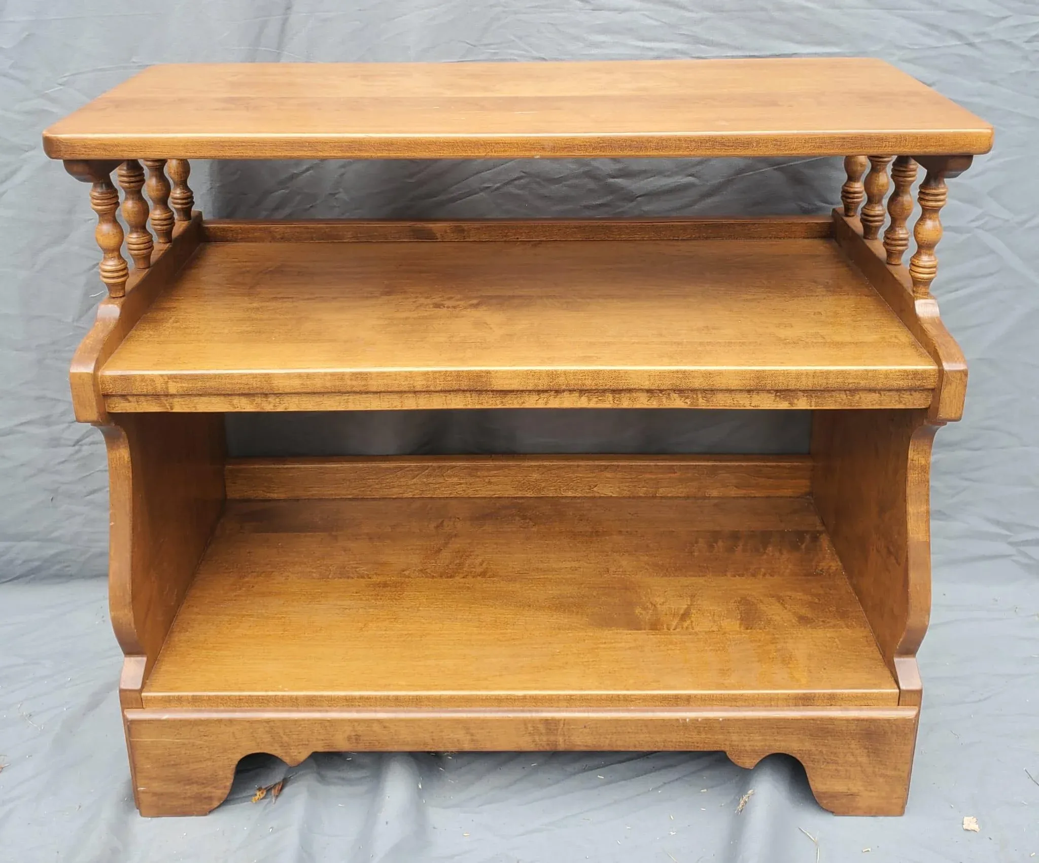 Ethan Allen Mid 20th Century Heirloom Nutmeg Etagere / Bookcase