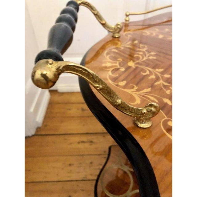 Vintage Colonial Sorrento Farfalla Drop Leaf Serving Trolley with Inlaid Brass Ornaments and Round Hinged Top, 1950s For Sale - Image 13 of 18