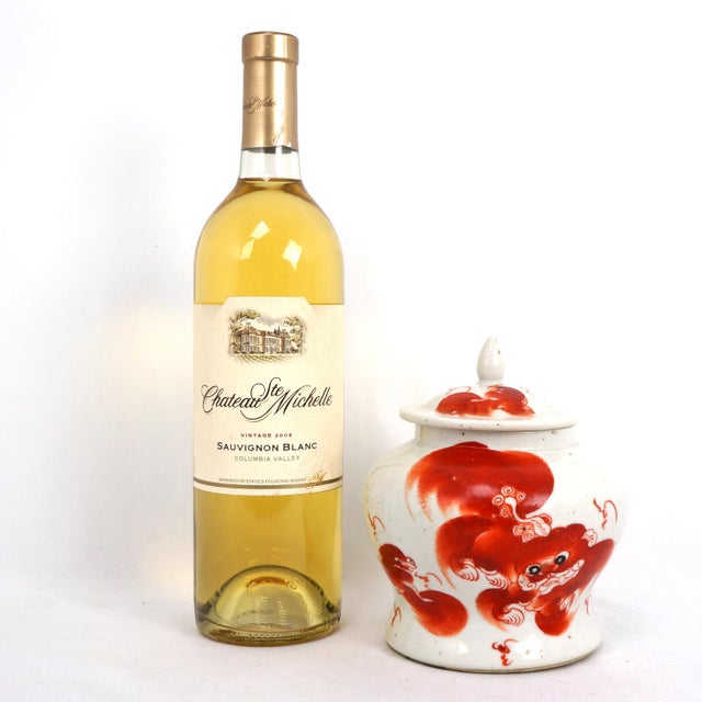 A late 19th C or early 20th C Chinese porcelain jar featuring a distinctive hand-painted iron-red Buddhist lion or "Foo...