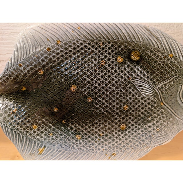1979 Vintage Rosalie and Tom Nadeau "Blackback Flounder" Ceramic Fish Platter - 18.75" For Sale In Seattle - Image 6 of 15