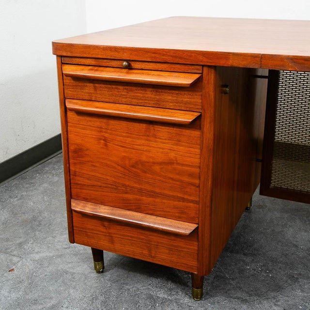 1960s Mid Century Modern Desk Executive Office Stow Davis Boomerang Large Walnut MCM For Sale - Image 5 of 12
