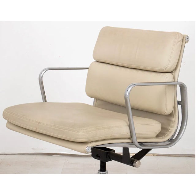 Mid-Century Modern Eames Soft Pad Management Chair, Stow Leather For Sale - Image 3 of 13