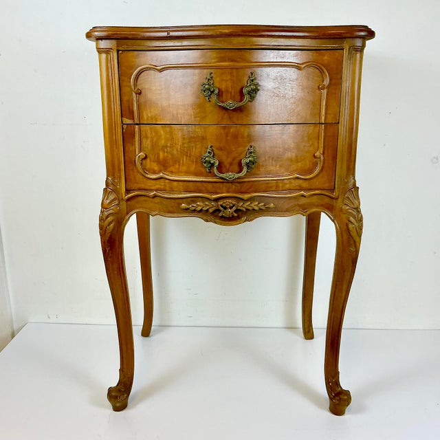 French Provincial 1970s Vintage French Provincial Hollywood Regency Walnut & Burl Wood Side Table or Night Stand For Sale - Image 3 of 17