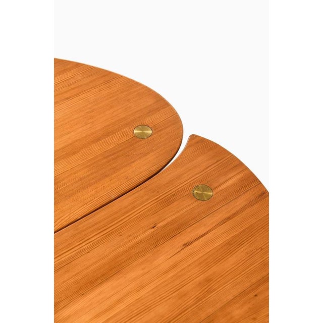 Wood Side Tables in Brass, Lacquer and Pine from Svensk Fur, 1950s, Set of 2 For Sale - Image 7 of 8