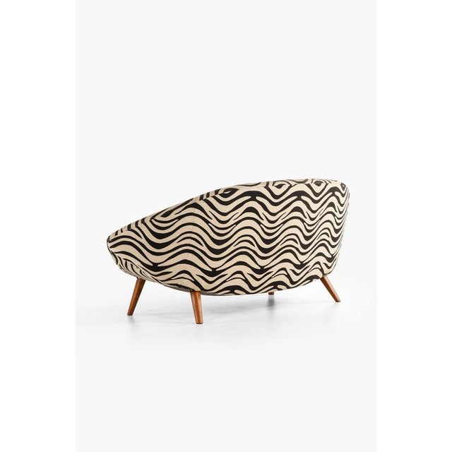 Sculptural Sofa in Beech and Zebra-Pattern Fabric attributed to Folke Jansson, 1950s For Sale - Image 6 of 7