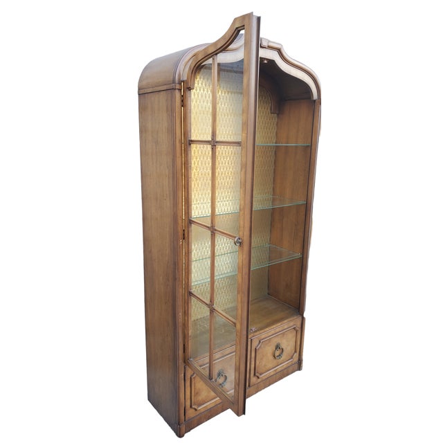 1970s Mastercraft Lighted Vitrine Curio China Display Vitrine Cabinet in Hollywood Regency For Sale - Image 11 of 12