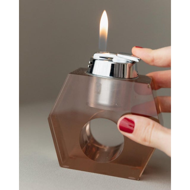 This vintage plexi glass table lighter from the 1970s impresses with its unique space age design. The orange-pink...