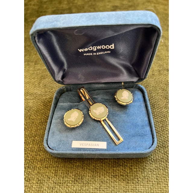 1960s Vintage Royal British “Wedgwood” Jasper ware Gold Pate Cufflinks & Tie Clip Set For Sale - Image 5 of 8