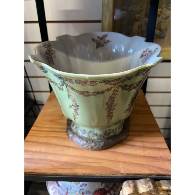 French Antique Green Pheasant Bird and Floral Garland Porcelain Bowl / Brass Footed Cache Pot / Jardiniere For Sale - Image 3 of 6