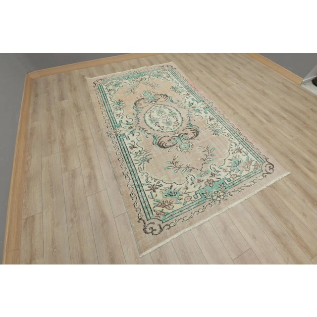 Size: 5.6 x 9.1 feet (173 x 276 cm) 68 x 108 inches Color: Antique White , Sky Blue , Beige , Brown Material: 100% Wool...