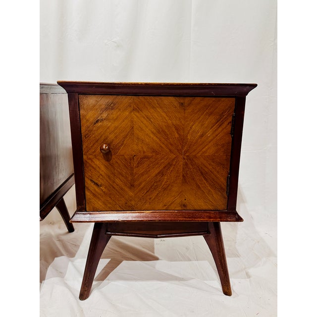 Walnut Mid Century Modern Paire De Petites Tables De Nuit With Checkered Burl Tops For Sale - Image 4 of 13