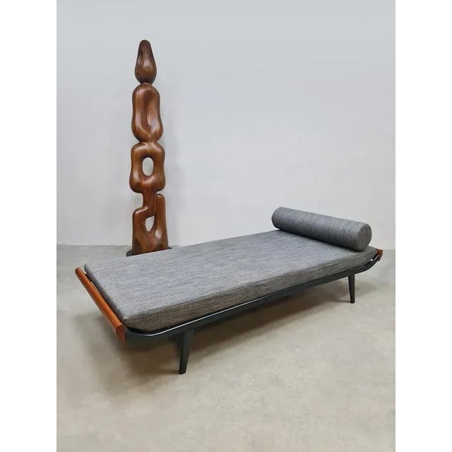 A beautifully stylish and timeless Cleopatra daybed/bed/sofa. A design by Dick Cordemeijer for Auping. Country of origin:...