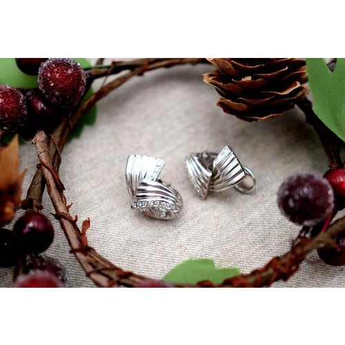 18 Karat White Gold Earrings with Reliefs and Diamonds, Set of 2 For Sale - Image 6 of 6