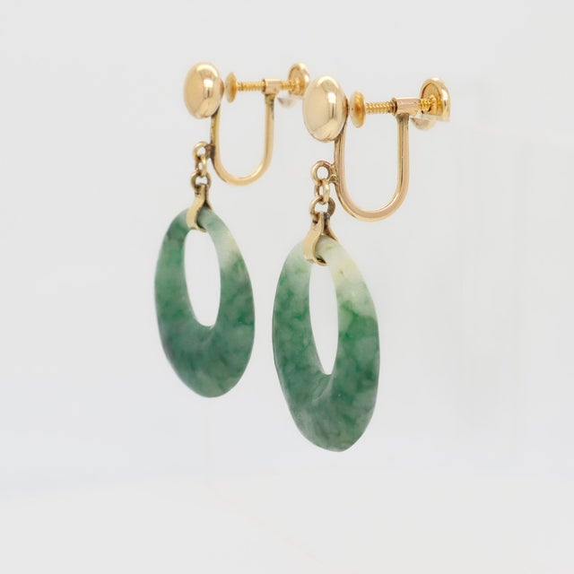 Pair of Vintage 14k Yellow Gold and Spinach Jade Hoop Screw Back Earrings For Sale In Philadelphia - Image 6 of 12