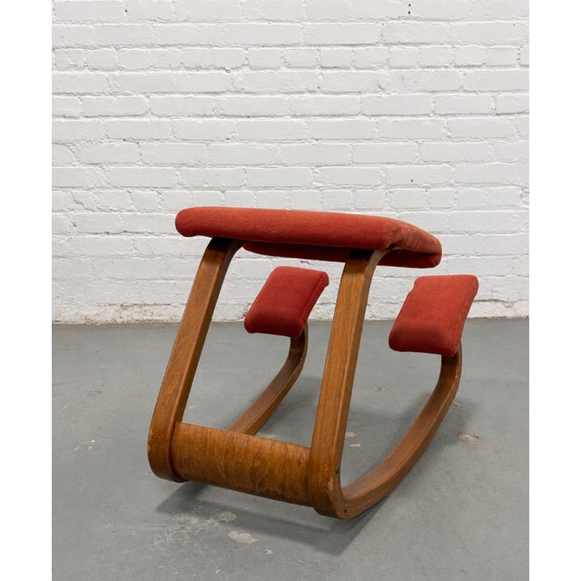 1970s Mid Century Modern Westnofa Balans Variable Kneeling Chair – Original Norwegian Ergonomic Bentwood Chair in Red Upholstery For Sale - Image 5 of 8
