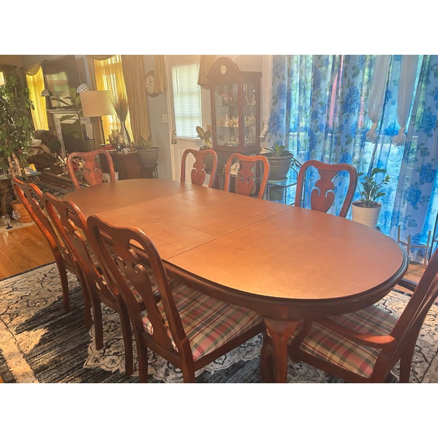 Queen Anne 1960s Thomasville Traditional Style Mahogany Dining Table With Extension Leaves For Sale - Image 3 of 8